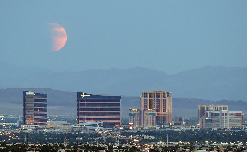 Illustration for article titled Here Are the Best Images of Last Night's Supermoon Eclipse